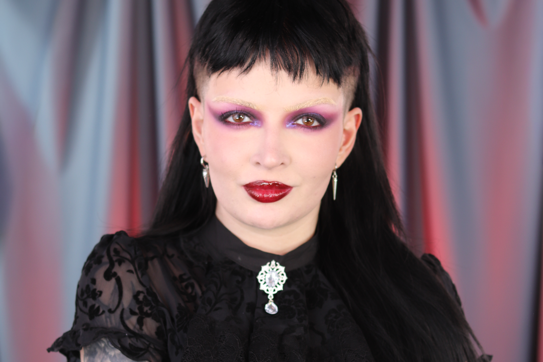 Vamp Romantic: a tendência sombria que transformou o universo beauty em 2026