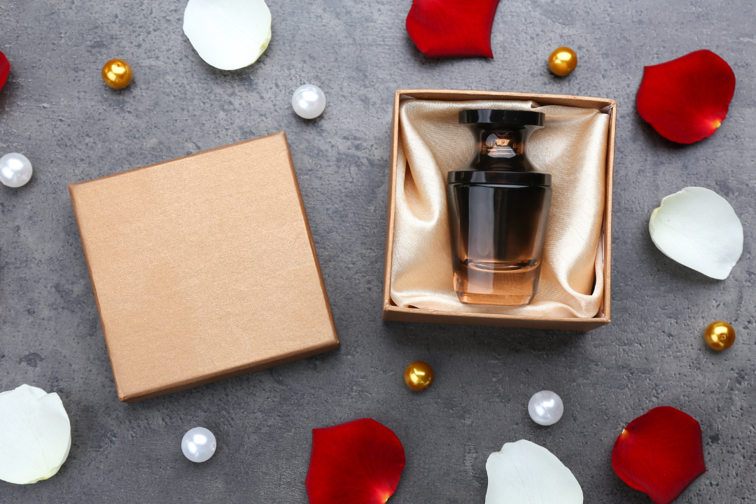Presentear com perfume realmente acaba com o amor? Entenda a origem do mito