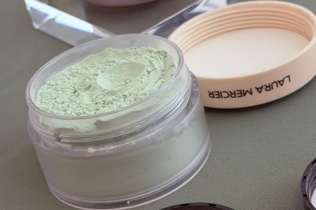 Laura Mercier lança pó translúcido verde e maquiador Léo Ferreira revela truques para aumentar a durabilidade da maquiagem